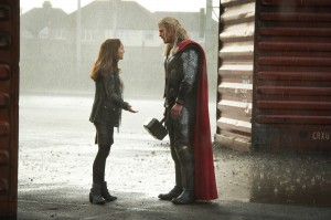 Thor le monde des ténèbres nouvelles photos et vidéos - Thor et Jane en pleine engueulade sous la pluie