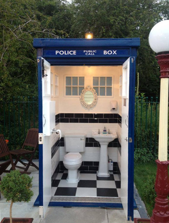 doctor-who-des-toilettes-de-bar-version-tardis-ouvert.jpg