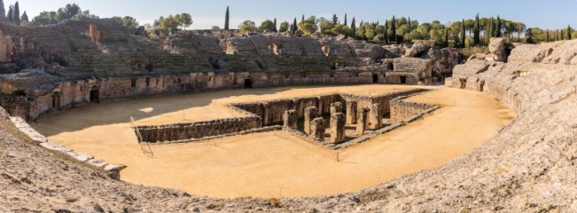 Anfiteatro_de_las_ruinas_romanas_de_Itálica_Santiponce_Sevilla_España_2015-12-06_DD_34-45_PAN_HDR-1140x422