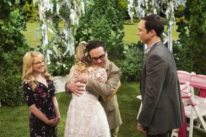 The Big Bang Theory : Le couple et leurs témoins heureux 