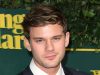 Green Lantern : Jeremy Irvine sera le héros gay Alan Scott dans la série HBO Max